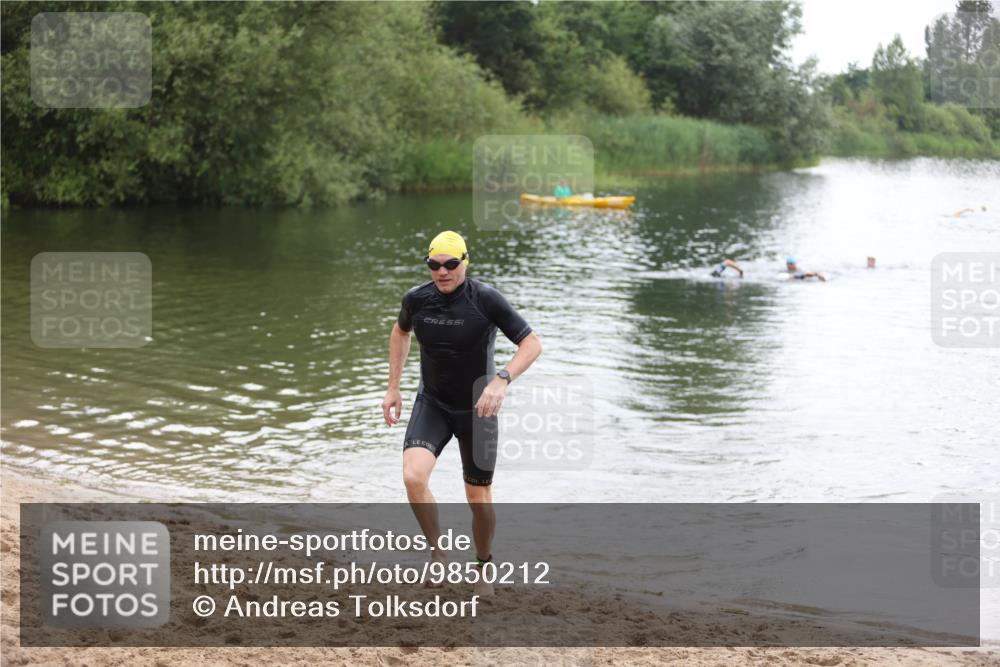 21.06.2026 - 29. Vierlanden-Triathlon Andreas Tolksdorf http://msf.ph/oto/9850212 21.06.2026 10:11:07 Schwimmen 411, 461 meine-sportfotos.de