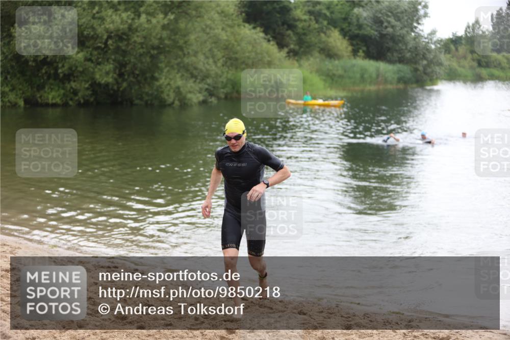 21.06.2026 - 29. Vierlanden-Triathlon Andreas Tolksdorf http://msf.ph/oto/9850218 21.06.2026 10:11:07 Schwimmen 411, 461 meine-sportfotos.de