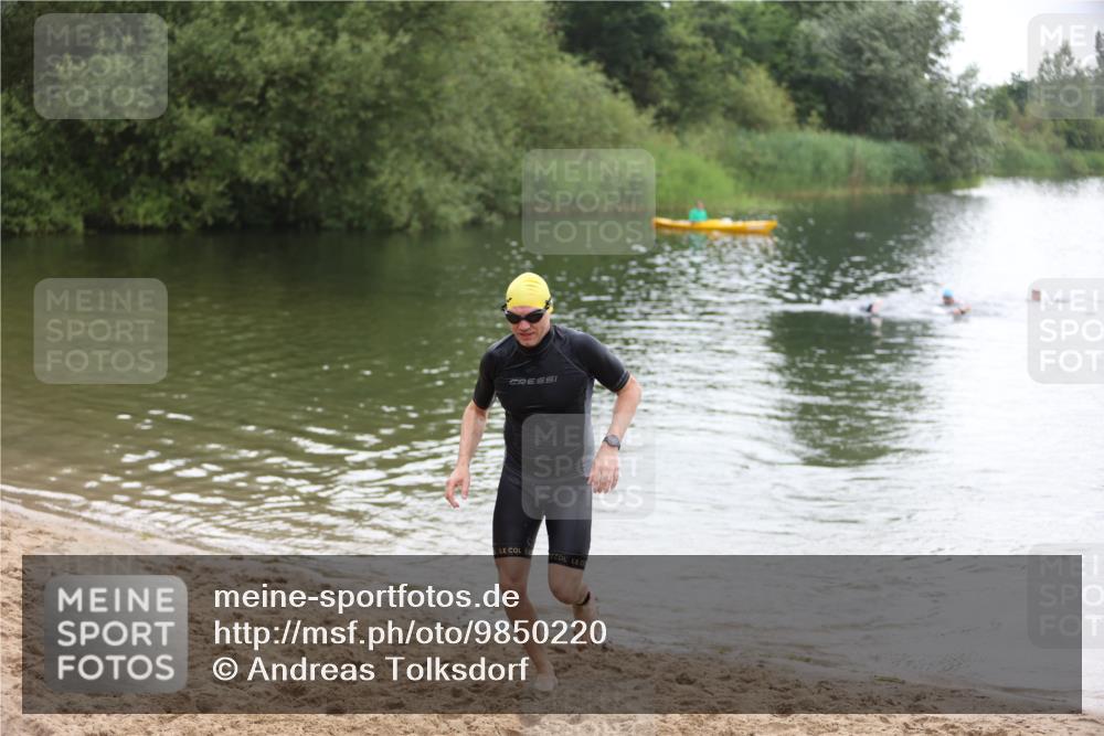 21.06.2026 - 29. Vierlanden-Triathlon Andreas Tolksdorf http://msf.ph/oto/9850220 21.06.2026 10:11:07 Schwimmen 411, 461 meine-sportfotos.de