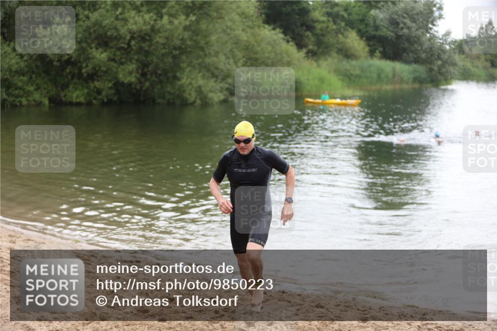 21.06.2026 - 29. Vierlanden-Triathlon Andreas Tolksdorf http://msf.ph/oto/9850223 21.06.2026 10:11:07 Schwimmen 411, 461 meine-sportfotos.de