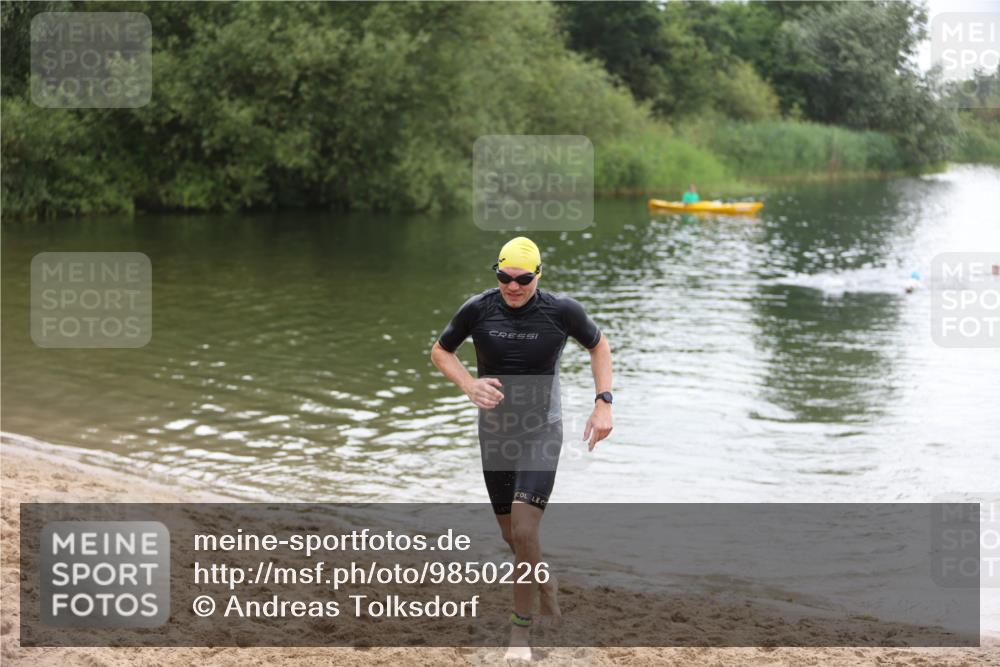 21.06.2026 - 29. Vierlanden-Triathlon Andreas Tolksdorf http://msf.ph/oto/9850226 21.06.2026 10:11:07 Schwimmen 411, 461 meine-sportfotos.de