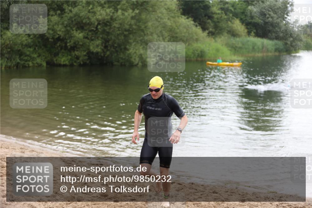21.06.2026 - 29. Vierlanden-Triathlon Andreas Tolksdorf http://msf.ph/oto/9850232 21.06.2026 10:11:07 Schwimmen 411, 461 meine-sportfotos.de