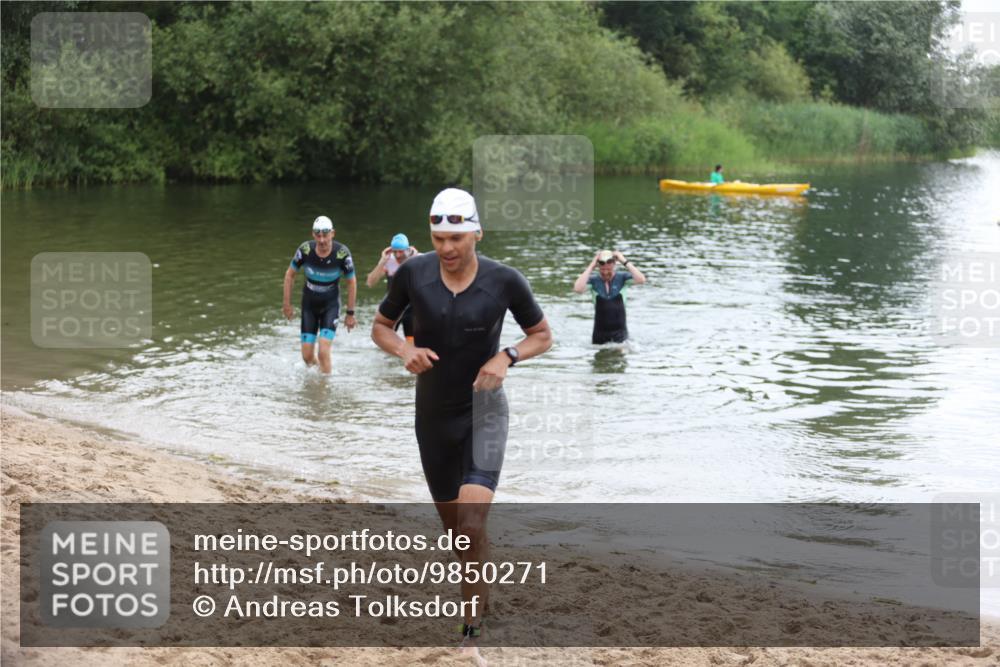 21.06.2026 - 29. Vierlanden-Triathlon Andreas Tolksdorf http://msf.ph/oto/9850271 21.06.2026 10:11:33 Schwimmen 402, 404, 426, 463 meine-sportfotos.de
