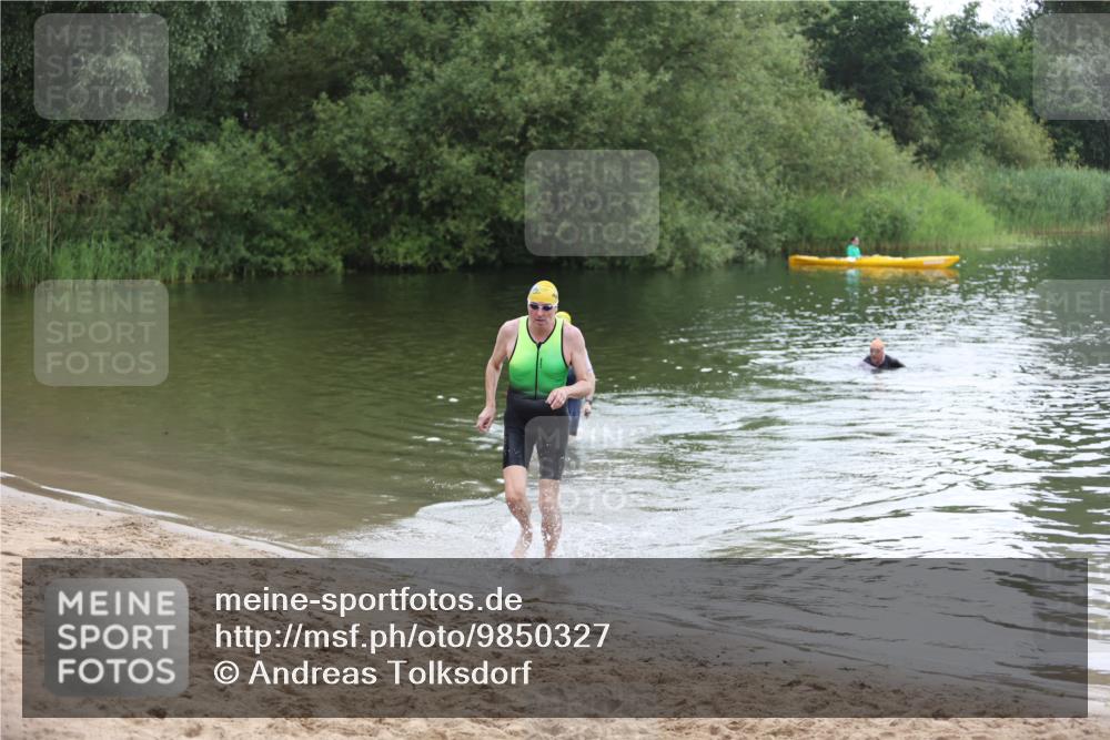 21.06.2026 - 29. Vierlanden-Triathlon Andreas Tolksdorf http://msf.ph/oto/9850327 21.06.2026 10:12:30 Schwimmen 401, 423 meine-sportfotos.de