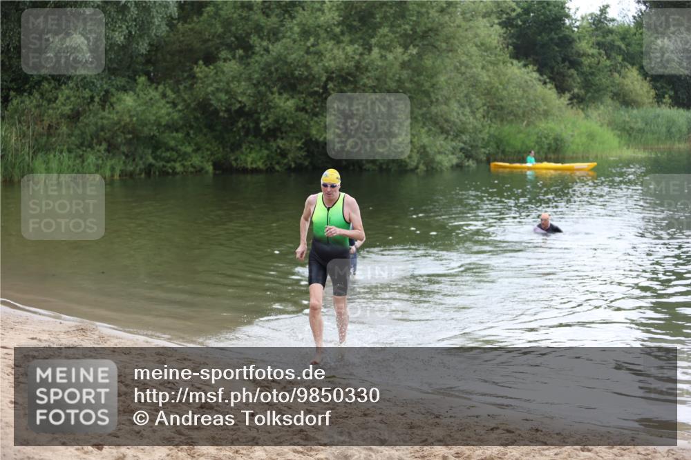 21.06.2026 - 29. Vierlanden-Triathlon Andreas Tolksdorf http://msf.ph/oto/9850330 21.06.2026 10:12:31 Schwimmen 401, 423 meine-sportfotos.de