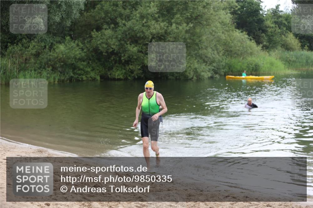 21.06.2026 - 29. Vierlanden-Triathlon Andreas Tolksdorf http://msf.ph/oto/9850335 21.06.2026 10:12:31 Schwimmen 401, 423 meine-sportfotos.de
