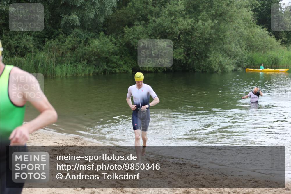 21.06.2026 - 29. Vierlanden-Triathlon Andreas Tolksdorf http://msf.ph/oto/9850346 21.06.2026 10:12:35 Schwimmen 401, 423 meine-sportfotos.de