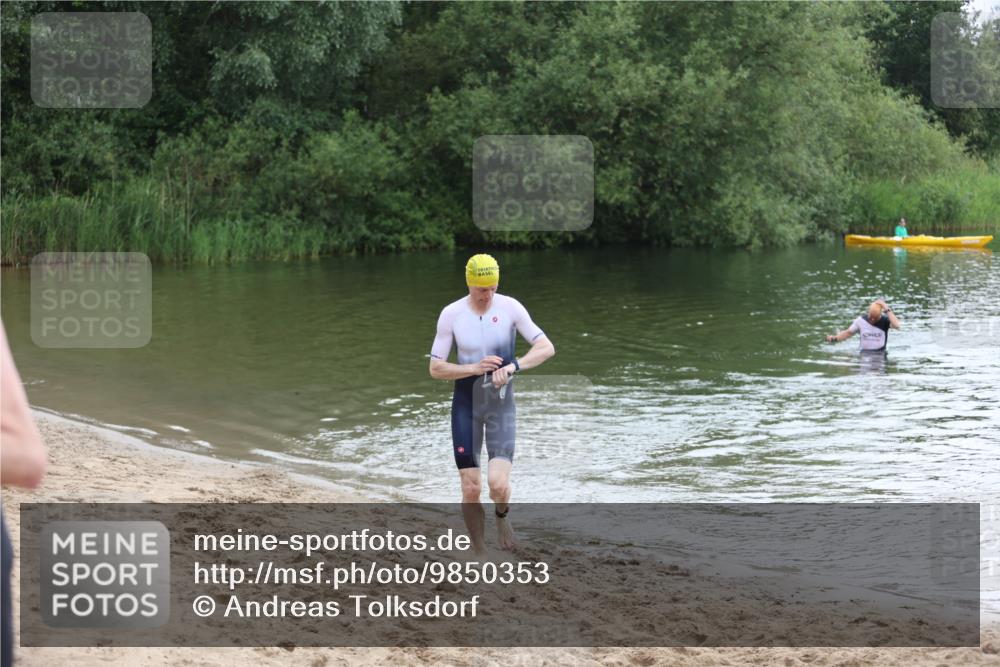 21.06.2026 - 29. Vierlanden-Triathlon Andreas Tolksdorf http://msf.ph/oto/9850353 21.06.2026 10:12:35 Schwimmen 401, 423 meine-sportfotos.de