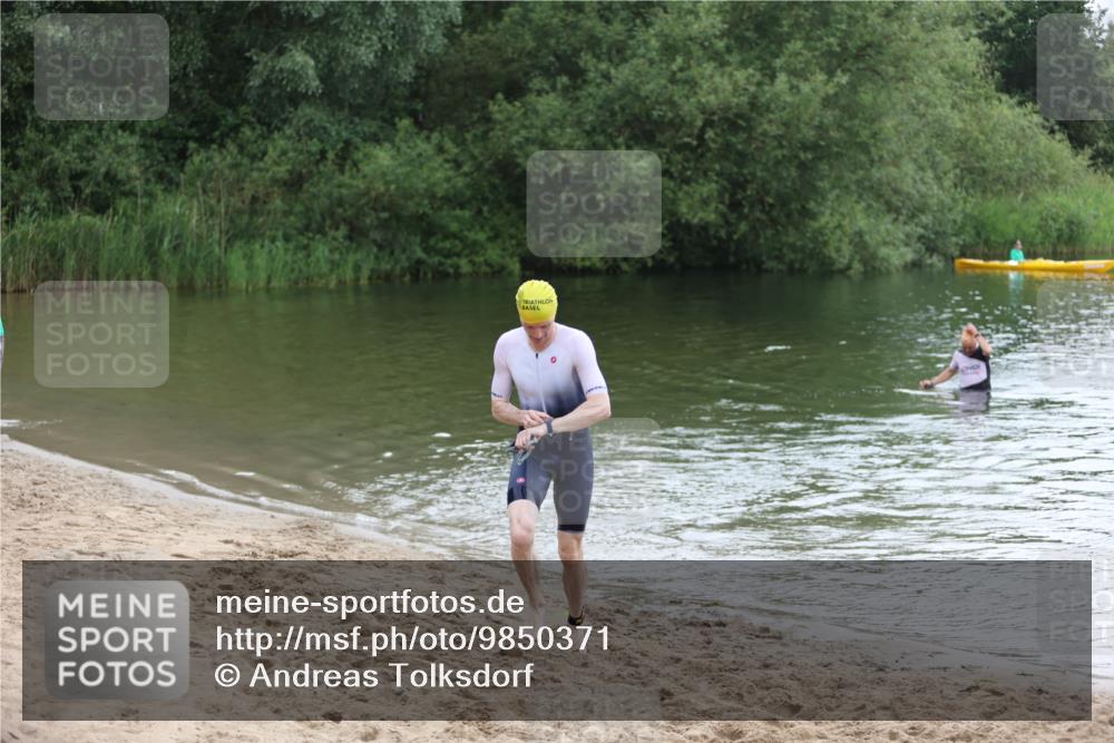 21.06.2026 - 29. Vierlanden-Triathlon Andreas Tolksdorf http://msf.ph/oto/9850371 21.06.2026 10:12:36 Schwimmen 401, 423 meine-sportfotos.de