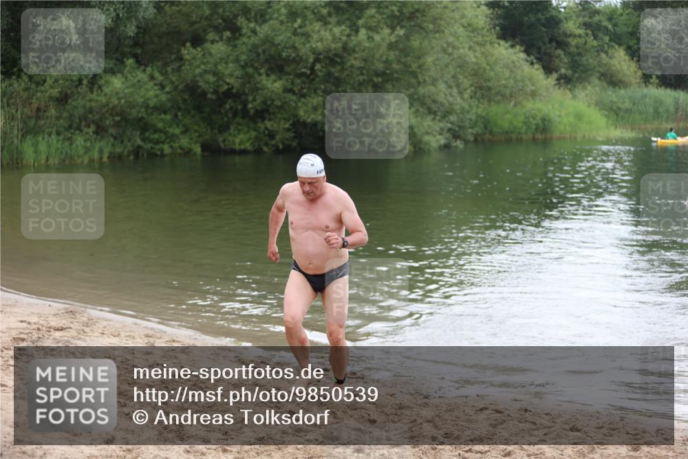 21.06.2026 - 29. Vierlanden-Triathlon Andreas Tolksdorf http://msf.ph/oto/9850539 21.06.2026 10:13:37 Schwimmen 415 meine-sportfotos.de