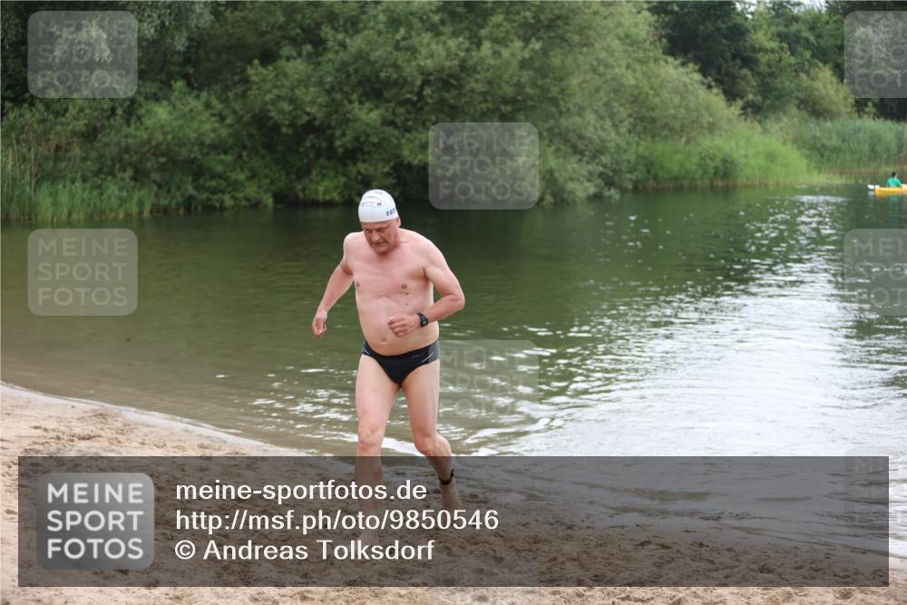 21.06.2026 - 29. Vierlanden-Triathlon Andreas Tolksdorf http://msf.ph/oto/9850546 21.06.2026 10:13:38 Schwimmen 415 meine-sportfotos.de