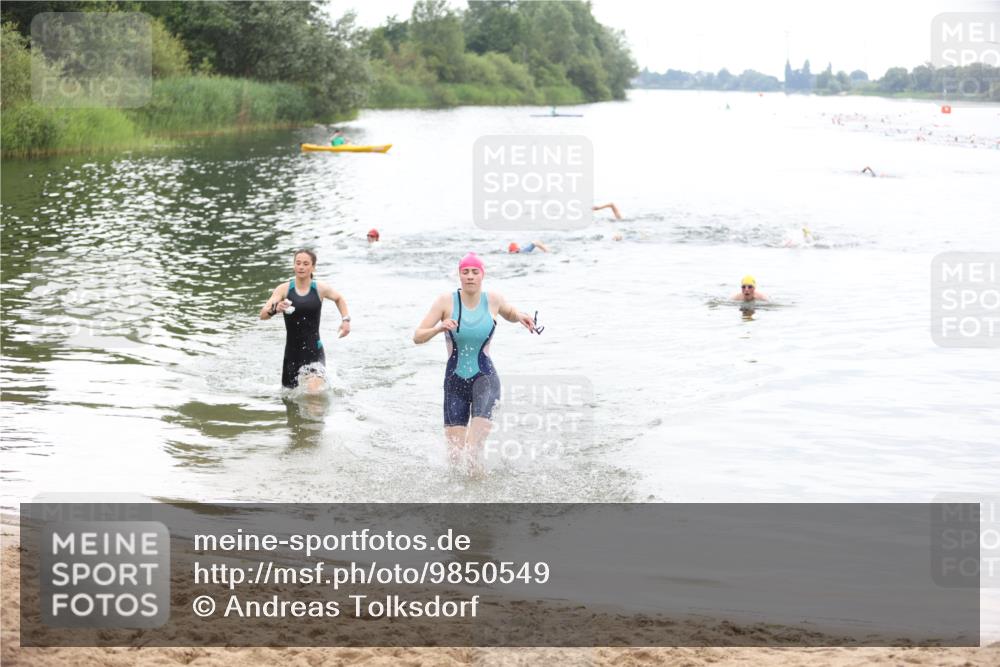 21.06.2026 - 29. Vierlanden-Triathlon Andreas Tolksdorf http://msf.ph/oto/9850549 21.06.2026 10:14:56 Schwimmen 509, 545 meine-sportfotos.de