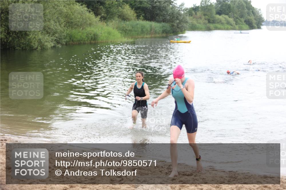 21.06.2026 - 29. Vierlanden-Triathlon Andreas Tolksdorf http://msf.ph/oto/9850571 21.06.2026 10:14:58 Schwimmen 509, 545 meine-sportfotos.de