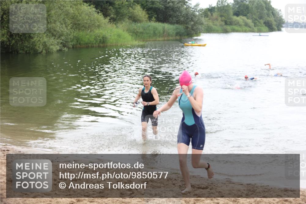 21.06.2026 - 29. Vierlanden-Triathlon Andreas Tolksdorf http://msf.ph/oto/9850577 21.06.2026 10:14:58 Schwimmen 509, 545 meine-sportfotos.de