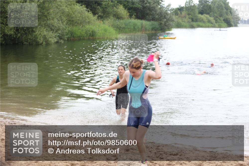 21.06.2026 - 29. Vierlanden-Triathlon Andreas Tolksdorf http://msf.ph/oto/9850600 21.06.2026 10:14:58 Schwimmen 509, 545 meine-sportfotos.de