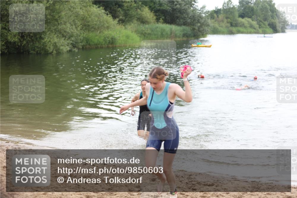21.06.2026 - 29. Vierlanden-Triathlon Andreas Tolksdorf http://msf.ph/oto/9850603 21.06.2026 10:14:58 Schwimmen 509, 545 meine-sportfotos.de