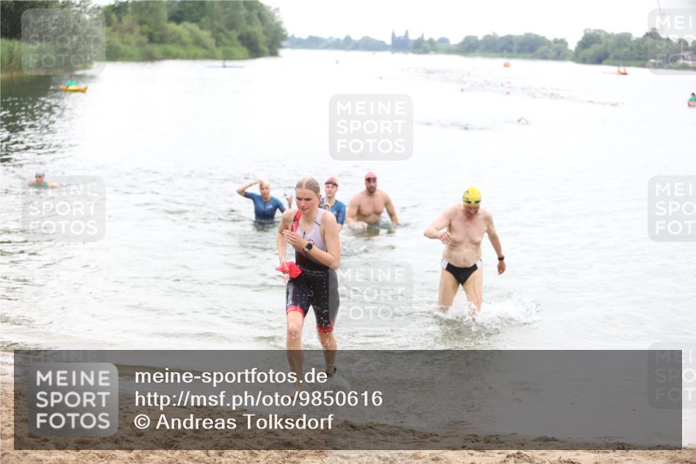 21.06.2026 - 29. Vierlanden-Triathlon Andreas Tolksdorf http://msf.ph/oto/9850616 21.06.2026 10:15:12 Schwimmen 526, 564, 584, 614, 621 meine-sportfotos.de