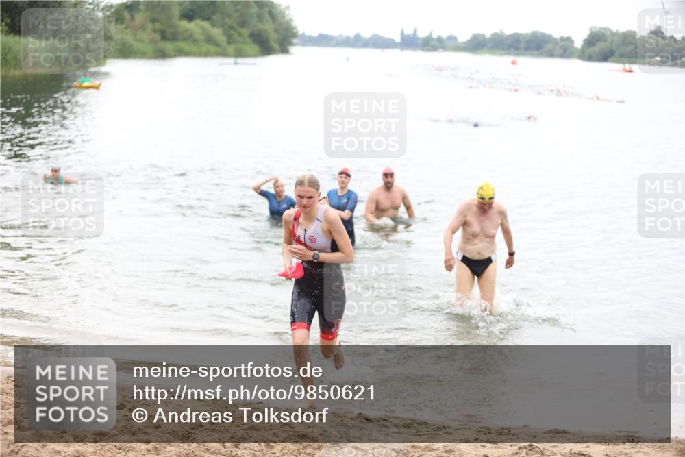 21.06.2026 - 29. Vierlanden-Triathlon Andreas Tolksdorf http://msf.ph/oto/9850621 21.06.2026 10:15:12 Schwimmen 526, 564, 584, 614, 621 meine-sportfotos.de