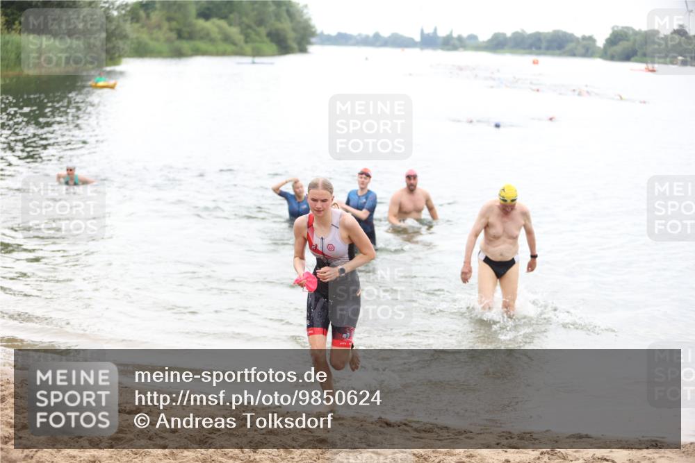 21.06.2026 - 29. Vierlanden-Triathlon Andreas Tolksdorf http://msf.ph/oto/9850624 21.06.2026 10:15:12 Schwimmen 526, 564, 584, 614, 621 meine-sportfotos.de