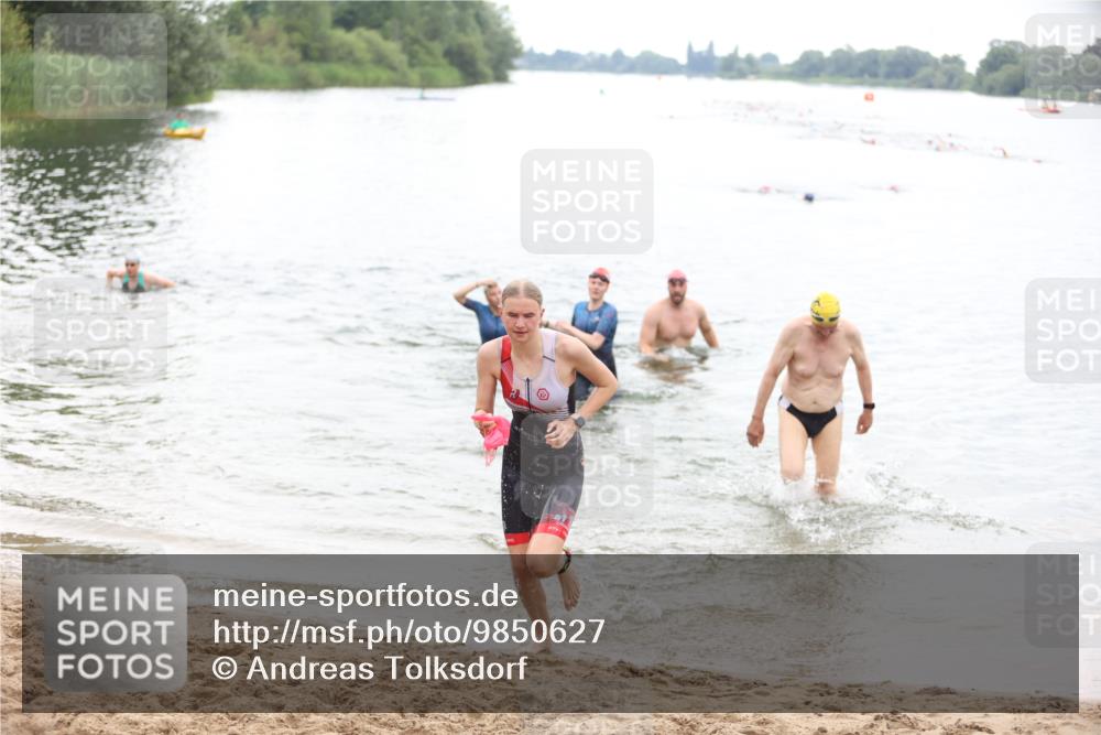 21.06.2026 - 29. Vierlanden-Triathlon Andreas Tolksdorf http://msf.ph/oto/9850627 21.06.2026 10:15:12 Schwimmen 526, 564, 584, 614, 621 meine-sportfotos.de