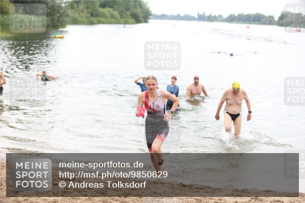 21.06.2026 - 29. Vierlanden-Triathlon Andreas Tolksdorf http://msf.ph/oto/9850629 21.06.2026 10:15:12 Schwimmen 526, 564, 584, 614, 621 meine-sportfotos.de