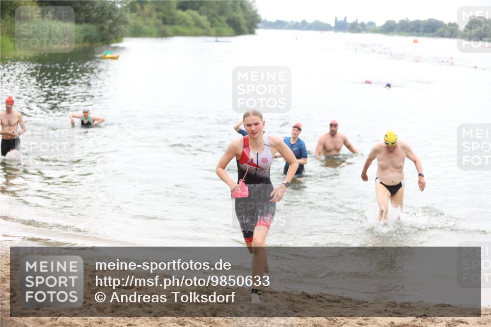21.06.2026 - 29. Vierlanden-Triathlon Andreas Tolksdorf http://msf.ph/oto/9850633 21.06.2026 10:15:12 Schwimmen 526, 564, 584, 614, 621 meine-sportfotos.de