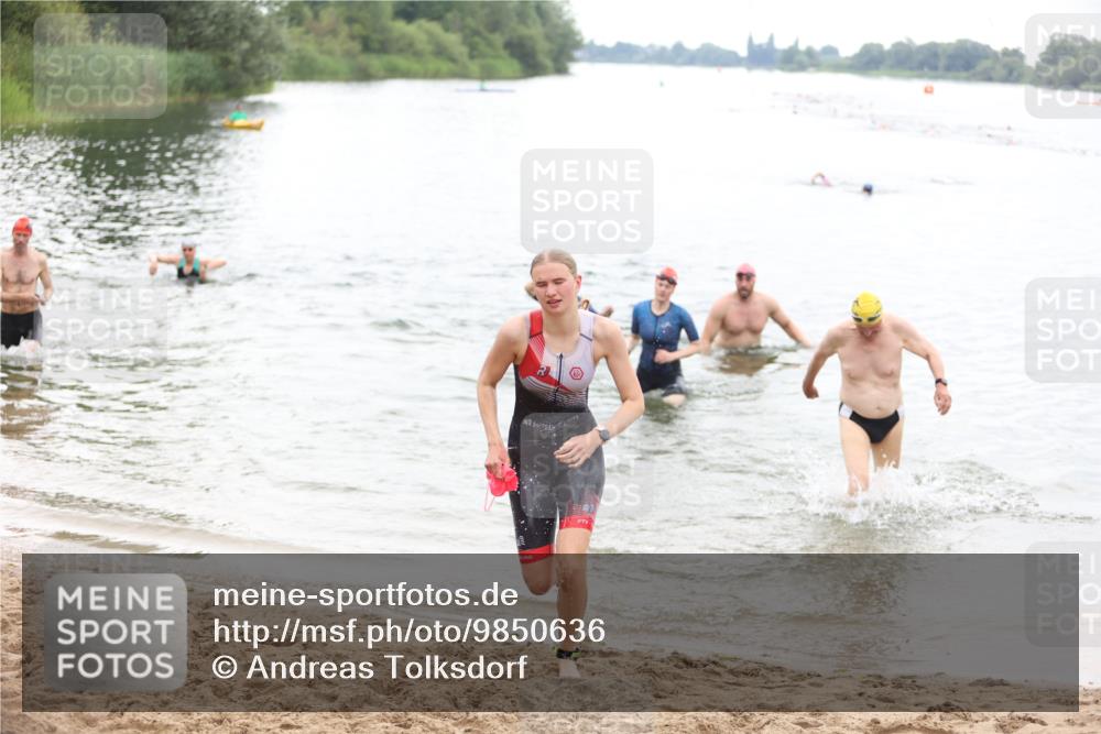21.06.2026 - 29. Vierlanden-Triathlon Andreas Tolksdorf http://msf.ph/oto/9850636 21.06.2026 10:15:12 Schwimmen 526, 564, 584, 614, 621 meine-sportfotos.de