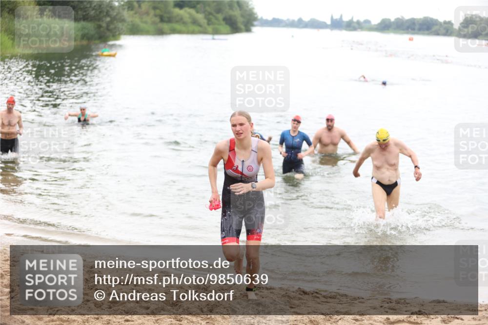 21.06.2026 - 29. Vierlanden-Triathlon Andreas Tolksdorf http://msf.ph/oto/9850639 21.06.2026 10:15:12 Schwimmen 526, 564, 584, 614, 621 meine-sportfotos.de