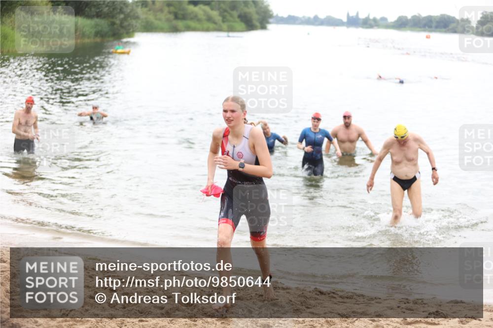 21.06.2026 - 29. Vierlanden-Triathlon Andreas Tolksdorf http://msf.ph/oto/9850644 21.06.2026 10:15:12 Schwimmen 526, 564, 584, 614, 621 meine-sportfotos.de