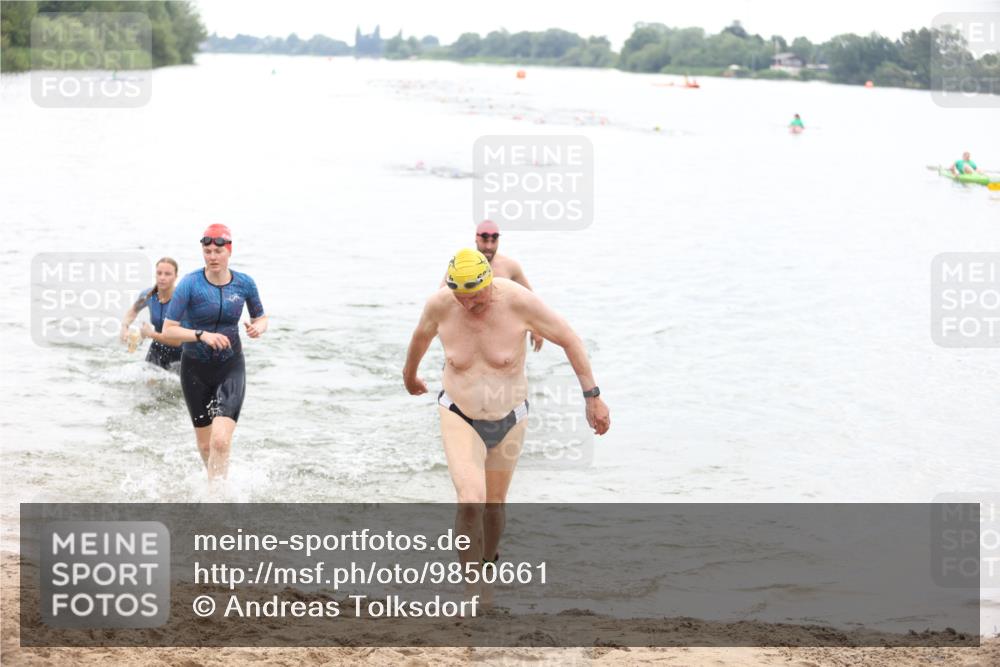 21.06.2026 - 29. Vierlanden-Triathlon Andreas Tolksdorf http://msf.ph/oto/9850661 21.06.2026 10:15:16 Schwimmen 496, 564, 584, 614, 621 meine-sportfotos.de