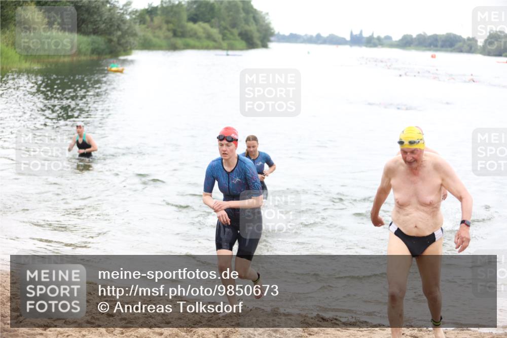 21.06.2026 - 29. Vierlanden-Triathlon Andreas Tolksdorf http://msf.ph/oto/9850673 21.06.2026 10:15:17 Schwimmen 496, 564, 584, 614, 621 meine-sportfotos.de