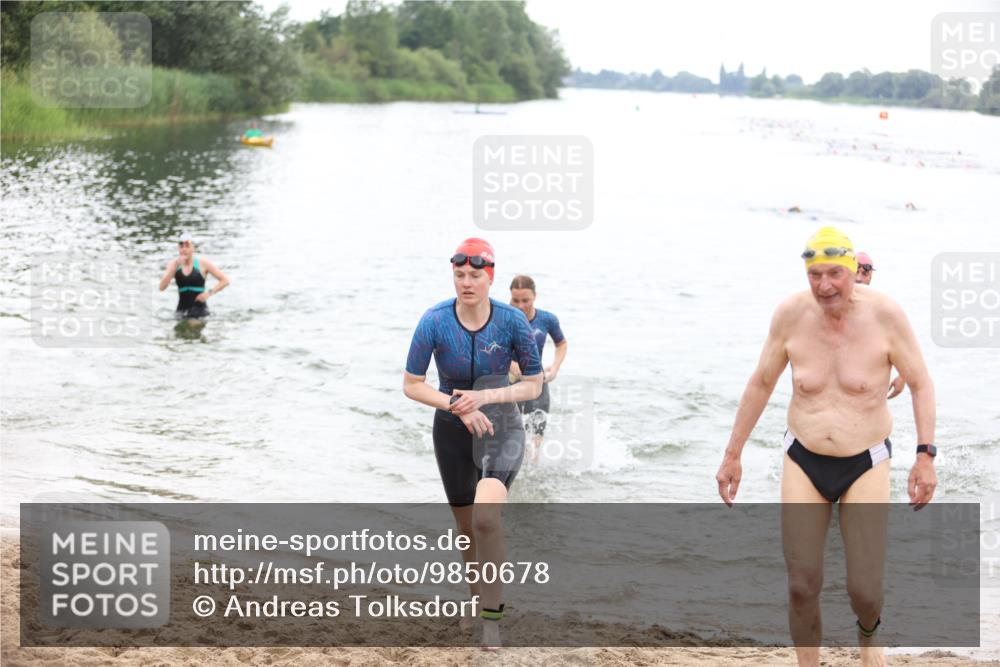 21.06.2026 - 29. Vierlanden-Triathlon Andreas Tolksdorf http://msf.ph/oto/9850678 21.06.2026 10:15:17 Schwimmen 496, 564, 584, 614, 621 meine-sportfotos.de