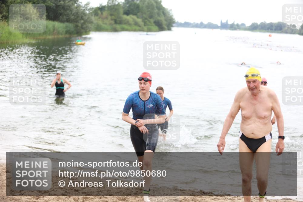 21.06.2026 - 29. Vierlanden-Triathlon Andreas Tolksdorf http://msf.ph/oto/9850680 21.06.2026 10:15:17 Schwimmen 496, 564, 584, 614, 621 meine-sportfotos.de
