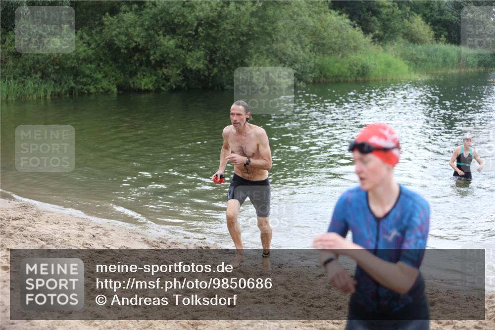 21.06.2026 - 29. Vierlanden-Triathlon Andreas Tolksdorf http://msf.ph/oto/9850686 21.06.2026 10:15:18 Schwimmen 496, 564, 584, 614, 621 meine-sportfotos.de