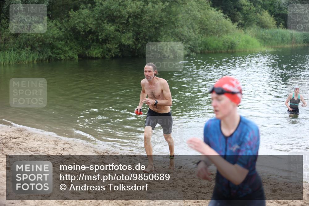 21.06.2026 - 29. Vierlanden-Triathlon Andreas Tolksdorf http://msf.ph/oto/9850689 21.06.2026 10:15:18 Schwimmen 496, 564, 584, 614, 621 meine-sportfotos.de