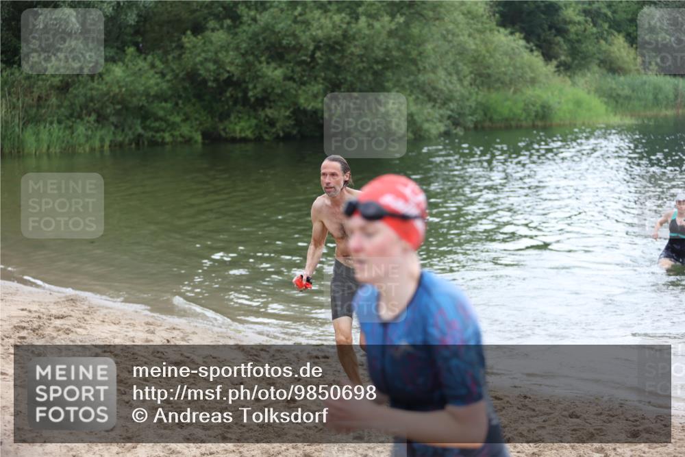 21.06.2026 - 29. Vierlanden-Triathlon Andreas Tolksdorf http://msf.ph/oto/9850698 21.06.2026 10:15:19 Schwimmen 496, 564, 584, 614, 621 meine-sportfotos.de