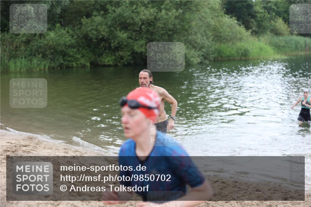 21.06.2026 - 29. Vierlanden-Triathlon Andreas Tolksdorf http://msf.ph/oto/9850702 21.06.2026 10:15:19 Schwimmen 496, 564, 584, 614, 621 meine-sportfotos.de