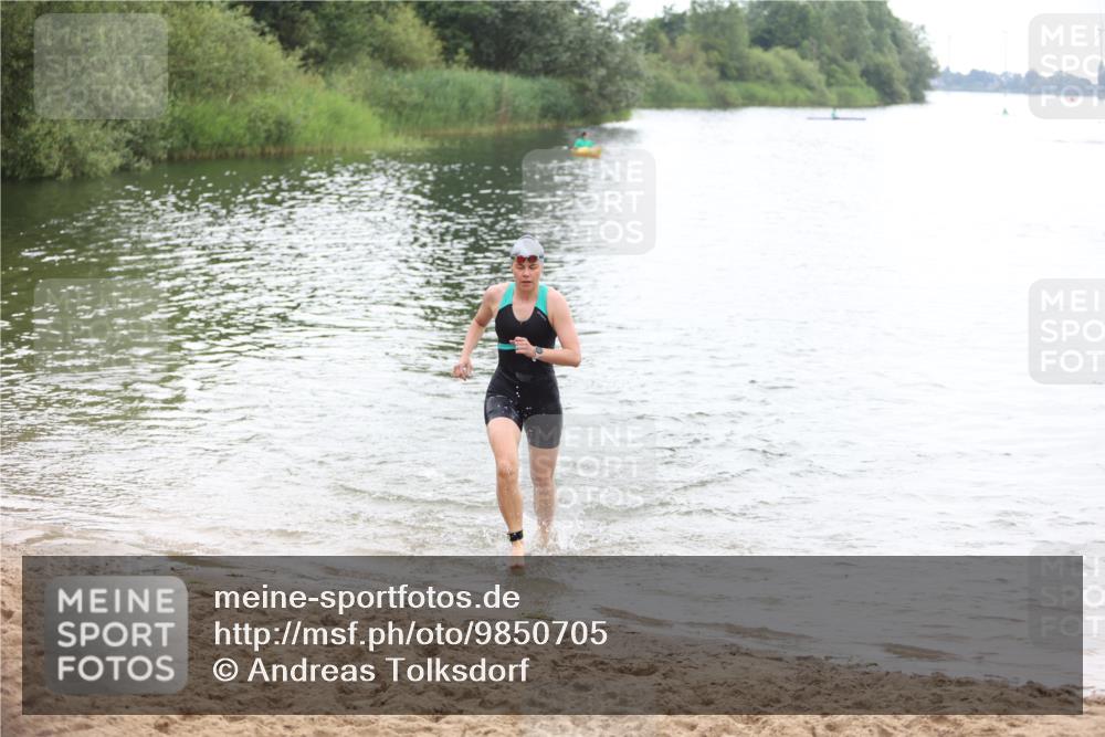 21.06.2026 - 29. Vierlanden-Triathlon Andreas Tolksdorf http://msf.ph/oto/9850705 21.06.2026 10:15:23 Schwimmen 496, 584, 614, 621 meine-sportfotos.de