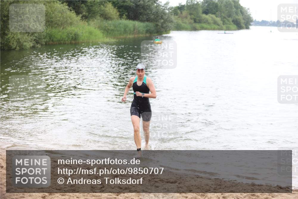 21.06.2026 - 29. Vierlanden-Triathlon Andreas Tolksdorf http://msf.ph/oto/9850707 21.06.2026 10:15:23 Schwimmen 496, 584, 614, 621 meine-sportfotos.de