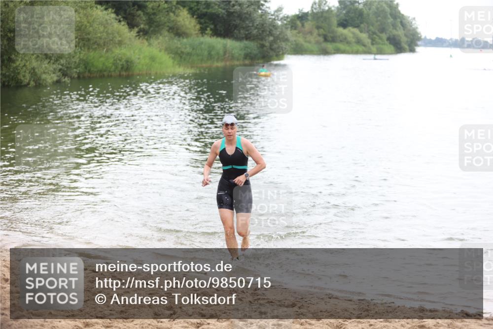 21.06.2026 - 29. Vierlanden-Triathlon Andreas Tolksdorf http://msf.ph/oto/9850715 21.06.2026 10:15:23 Schwimmen 496, 584, 614, 621 meine-sportfotos.de