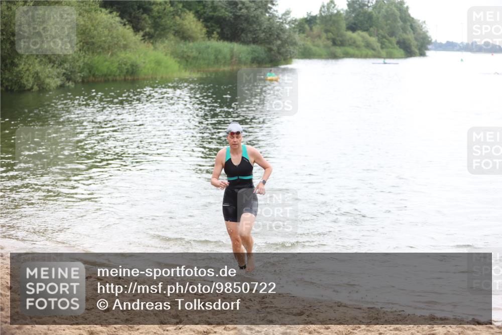 21.06.2026 - 29. Vierlanden-Triathlon Andreas Tolksdorf http://msf.ph/oto/9850722 21.06.2026 10:15:24 Schwimmen 496, 614 meine-sportfotos.de