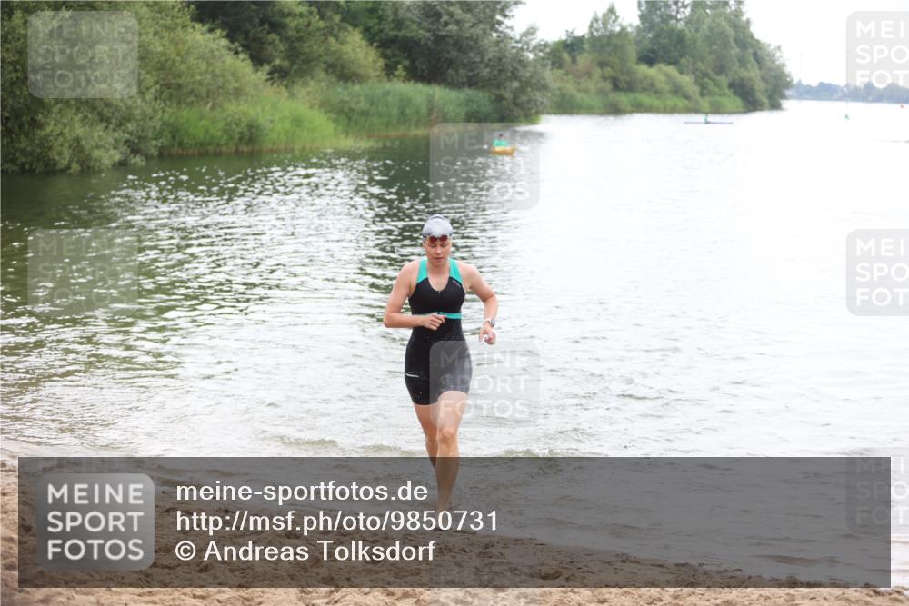21.06.2026 - 29. Vierlanden-Triathlon Andreas Tolksdorf http://msf.ph/oto/9850731 21.06.2026 10:15:24 Schwimmen 496, 614 meine-sportfotos.de