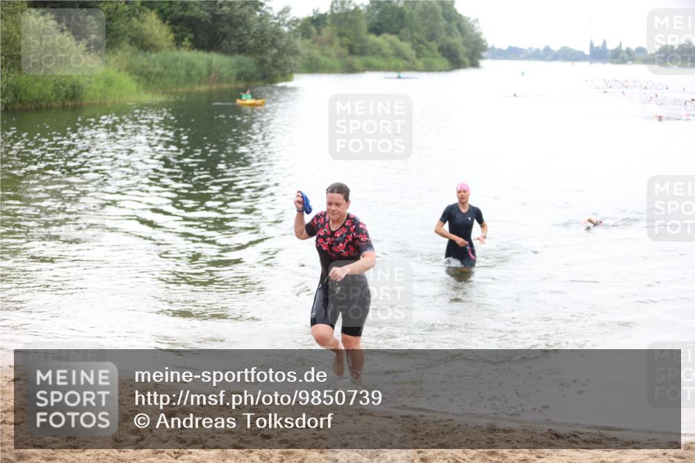 21.06.2026 - 29. Vierlanden-Triathlon Andreas Tolksdorf http://msf.ph/oto/9850739 21.06.2026 10:15:50 Schwimmen 552, 562 meine-sportfotos.de