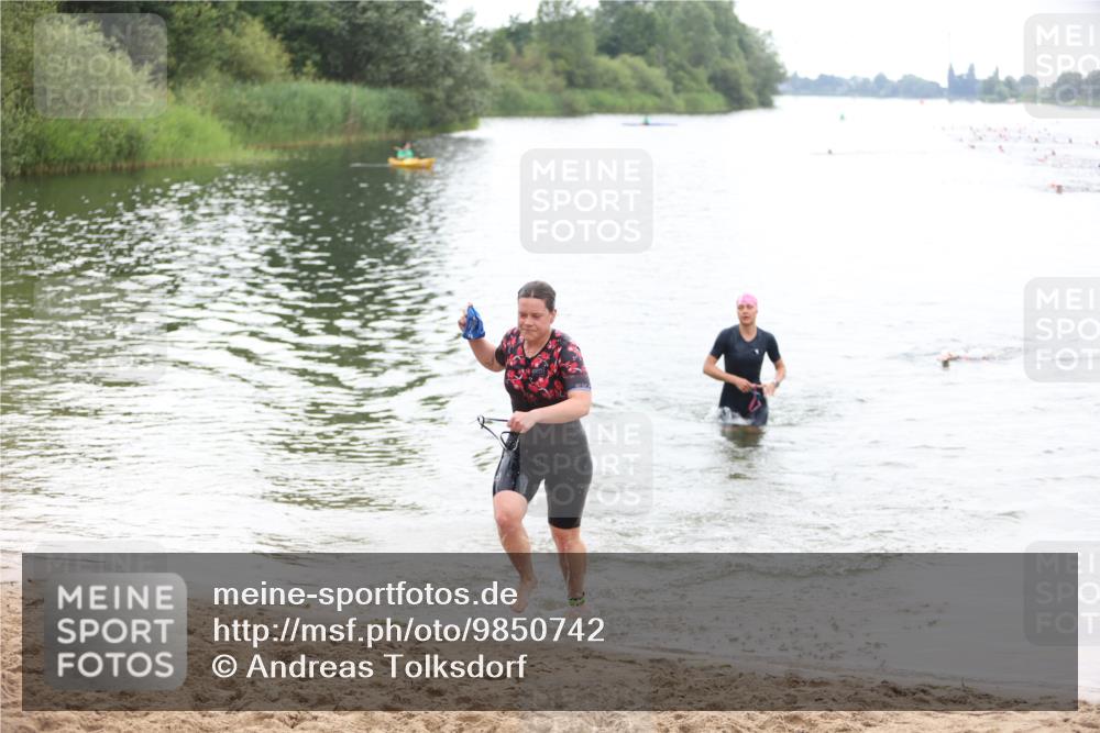 21.06.2026 - 29. Vierlanden-Triathlon Andreas Tolksdorf http://msf.ph/oto/9850742 21.06.2026 10:15:50 Schwimmen 552, 562 meine-sportfotos.de