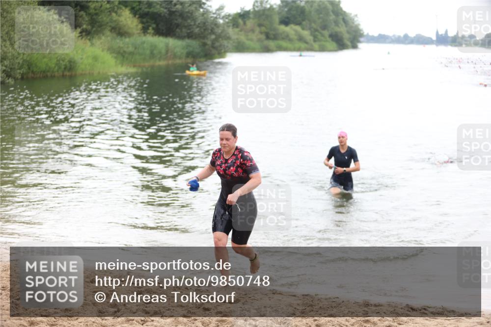 21.06.2026 - 29. Vierlanden-Triathlon Andreas Tolksdorf http://msf.ph/oto/9850748 21.06.2026 10:15:50 Schwimmen 552, 562 meine-sportfotos.de
