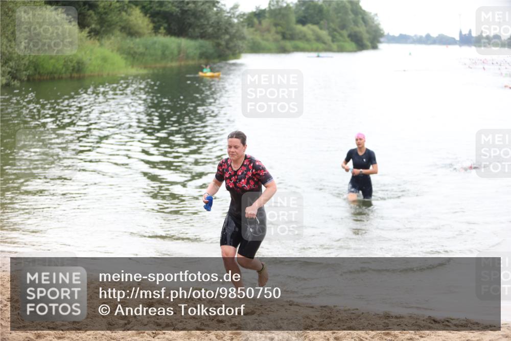 21.06.2026 - 29. Vierlanden-Triathlon Andreas Tolksdorf http://msf.ph/oto/9850750 21.06.2026 10:15:50 Schwimmen 552, 562 meine-sportfotos.de