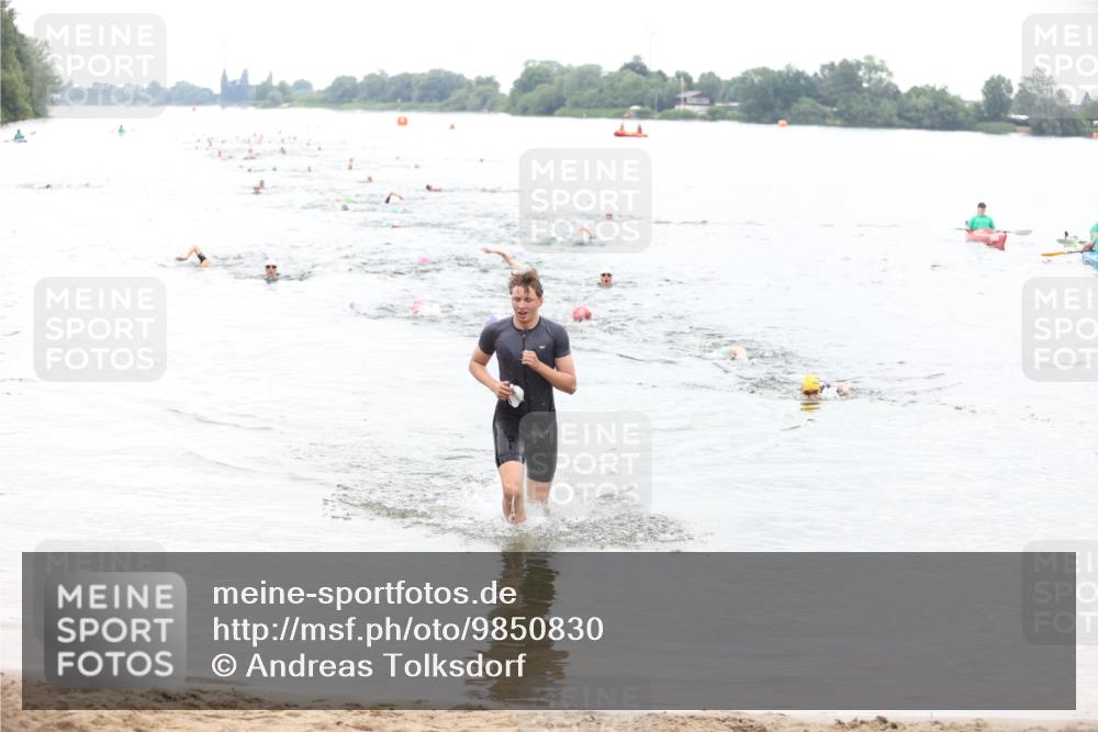 21.06.2026 - 29. Vierlanden-Triathlon Andreas Tolksdorf http://msf.ph/oto/9850830 21.06.2026 10:16:25 Schwimmen 383, 384, 441, 540 meine-sportfotos.de