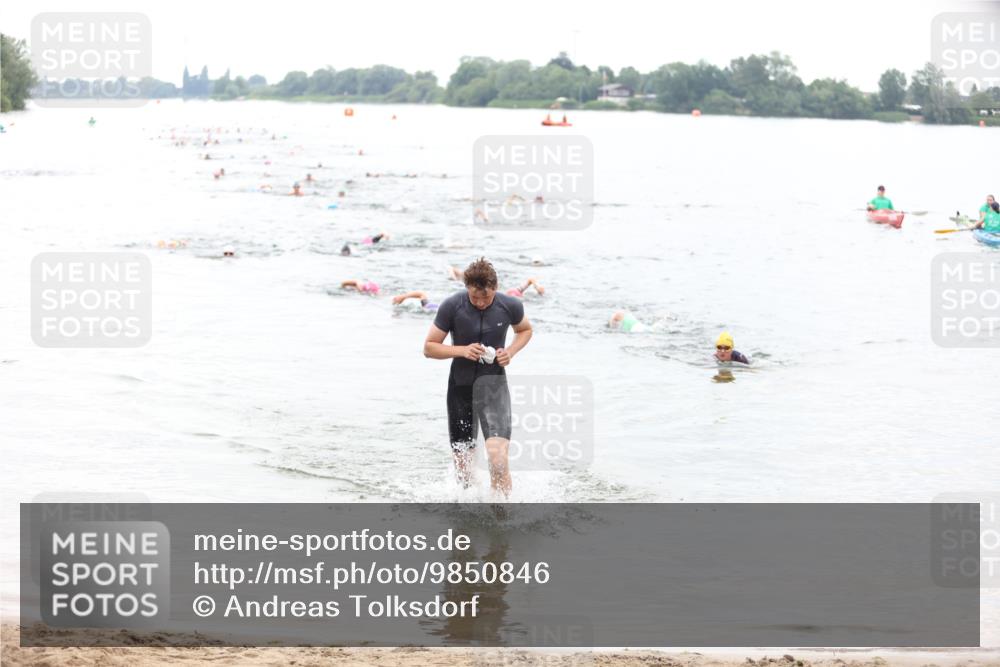 21.06.2026 - 29. Vierlanden-Triathlon Andreas Tolksdorf http://msf.ph/oto/9850846 21.06.2026 10:16:25 Schwimmen 383, 384, 441, 540 meine-sportfotos.de