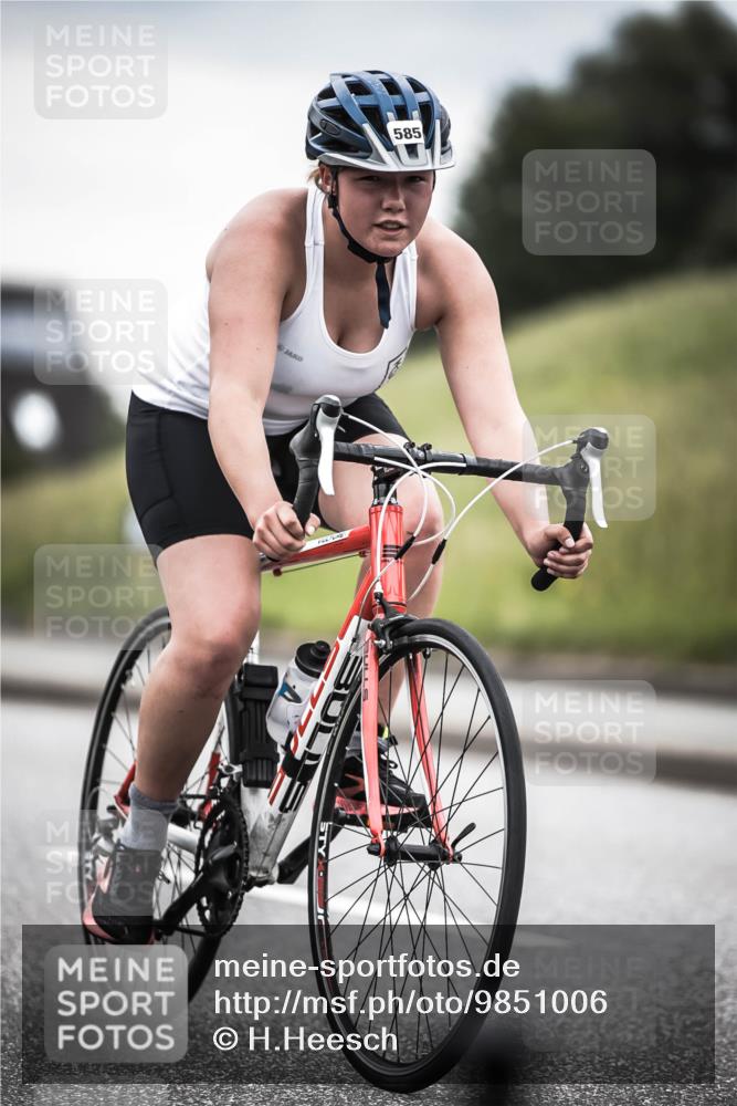 21.06.2026 - 29. Vierlanden-Triathlon H.Heesch http://msf.ph/oto/9851006 21.06.2026 10:28:04 Radfahren 267, 514, 585 meine-sportfotos.de