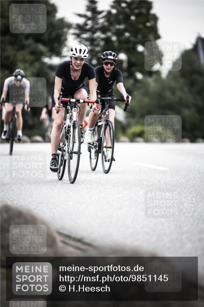 21.06.2026 - 29. Vierlanden-Triathlon H.Heesch http://msf.ph/oto/9851145 21.06.2026 10:28:27 Radfahren 4, 51, 55, 61, 78, 106, 197, 481, 561, 567, 574, 582, 590, 592, 606, 608, 616 meine-sportfotos.de